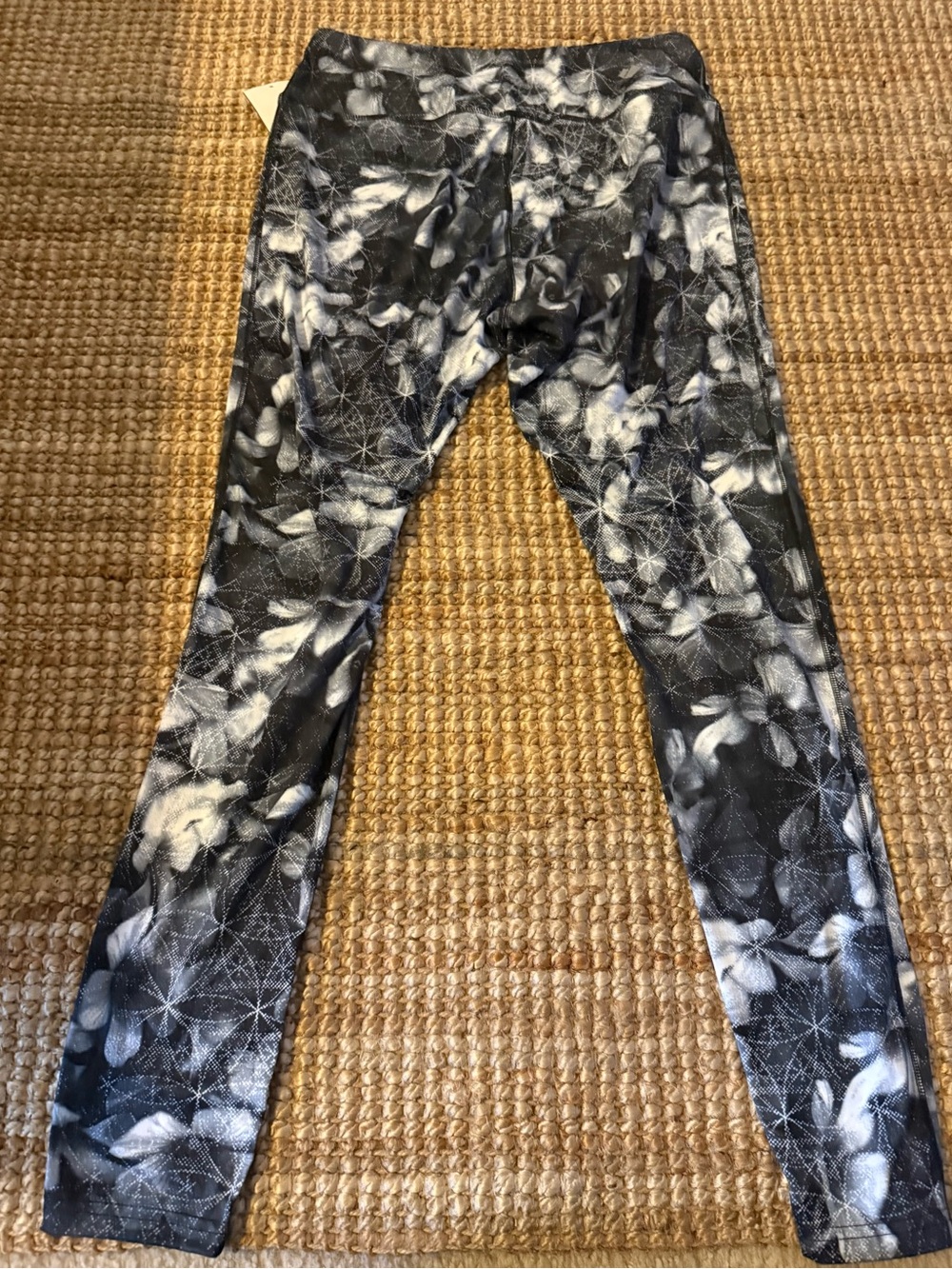 Obermeyer Women’s Black & White Floral-Geo Active Leggings Baselayer M NWT